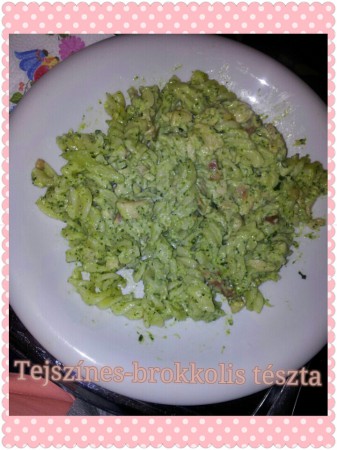 Tejszínes-brokkolis tészta (recept: Nánditól)